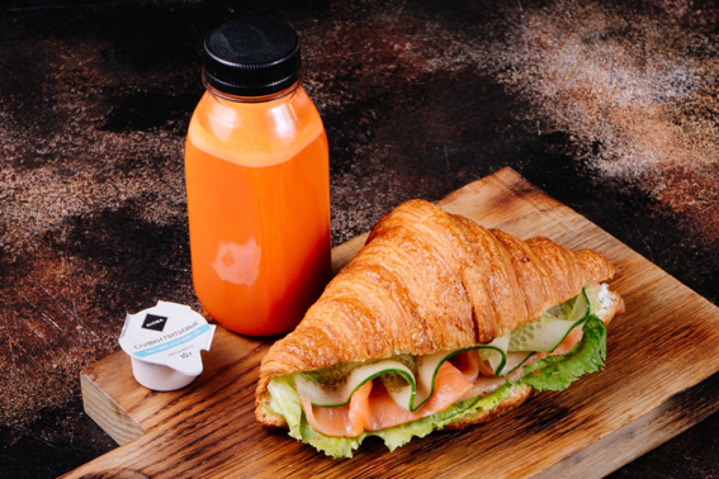 Круассан с лососем и морковный фреш