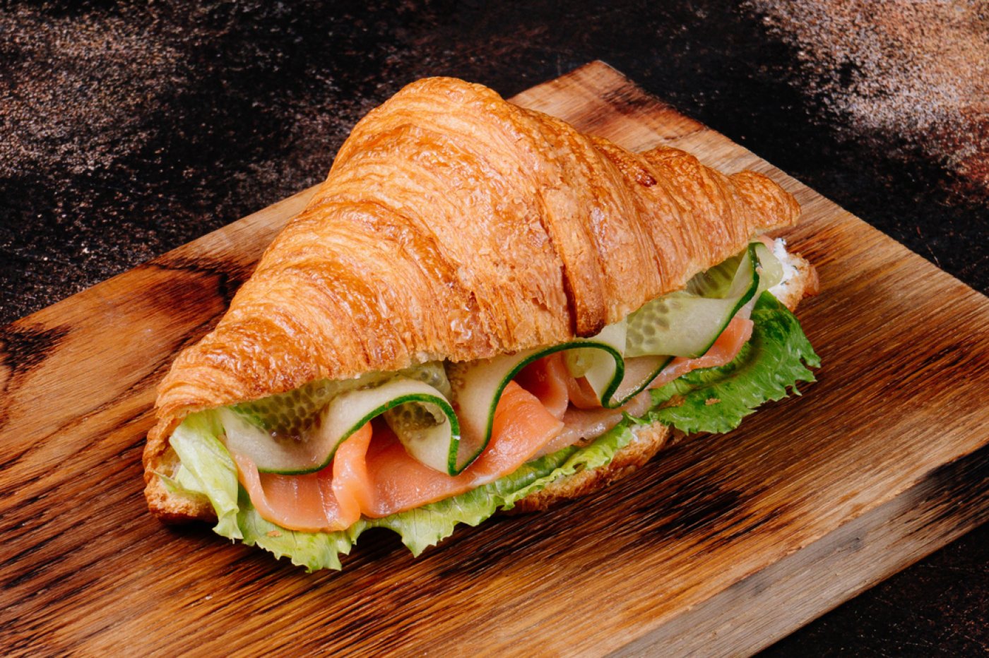 Круассан с лососем