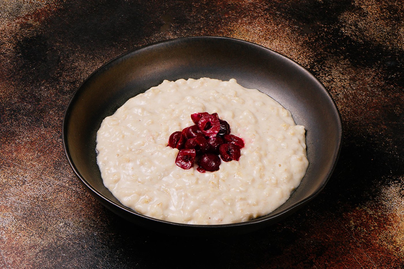 Овсяная каша с бананом и вишней на безлактозном молоке