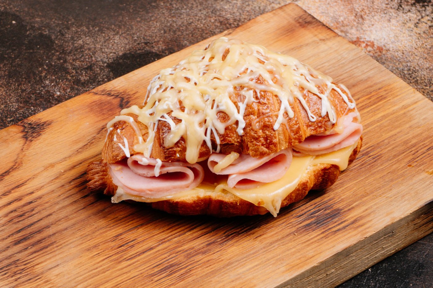 Круассан с ветчиной и сыром.