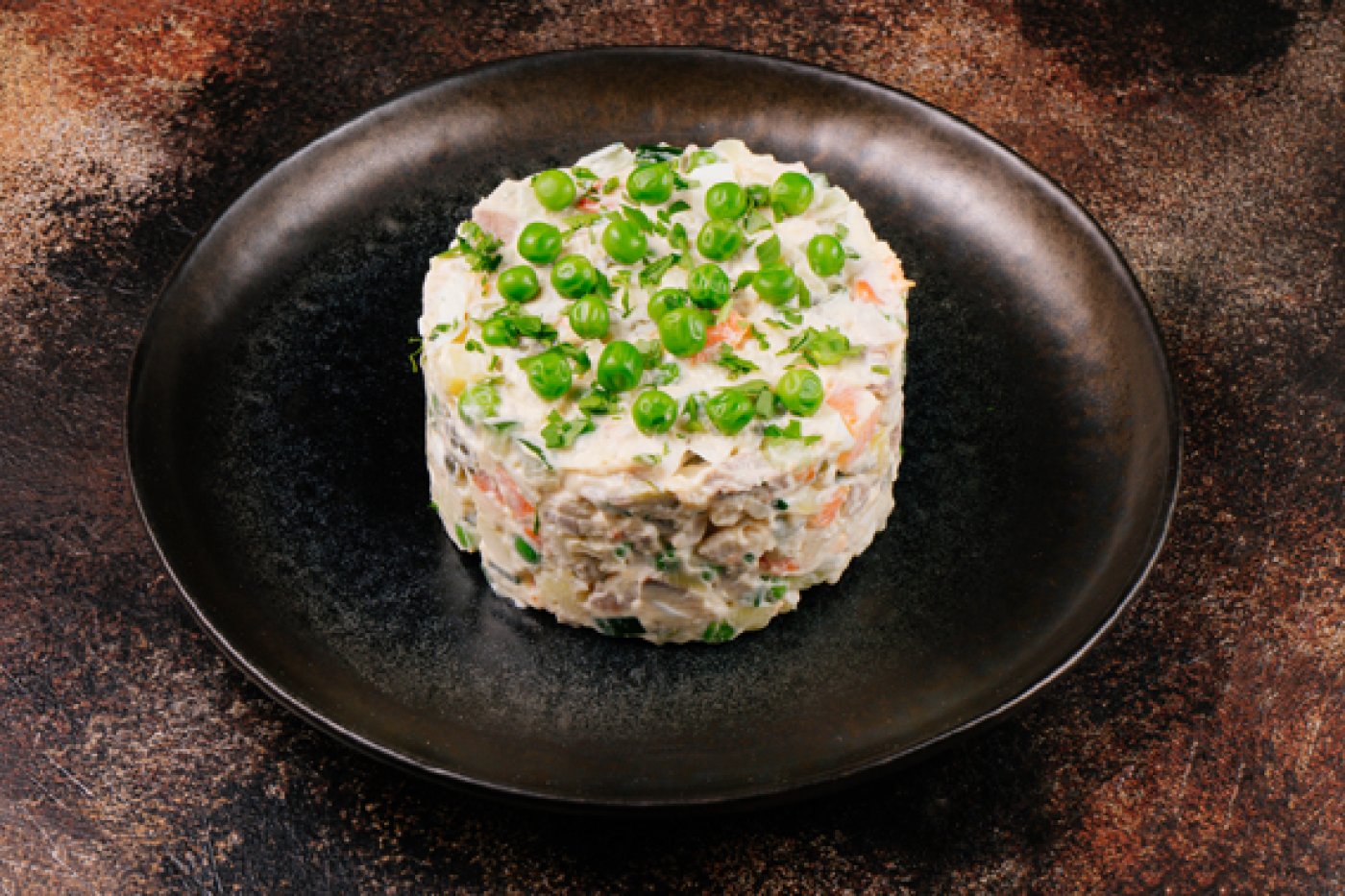 Салат Оливье с языком и курицей